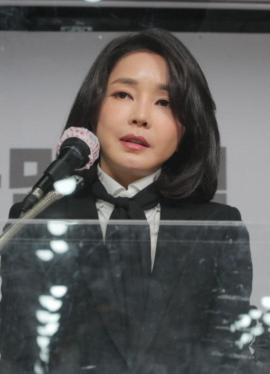 윤석열 국민의힘 대선 후보 부인 김건희 씨. 사진은 지난달 26일 서울 여의도 당사를 찾을 당시 모습. 연합뉴스.